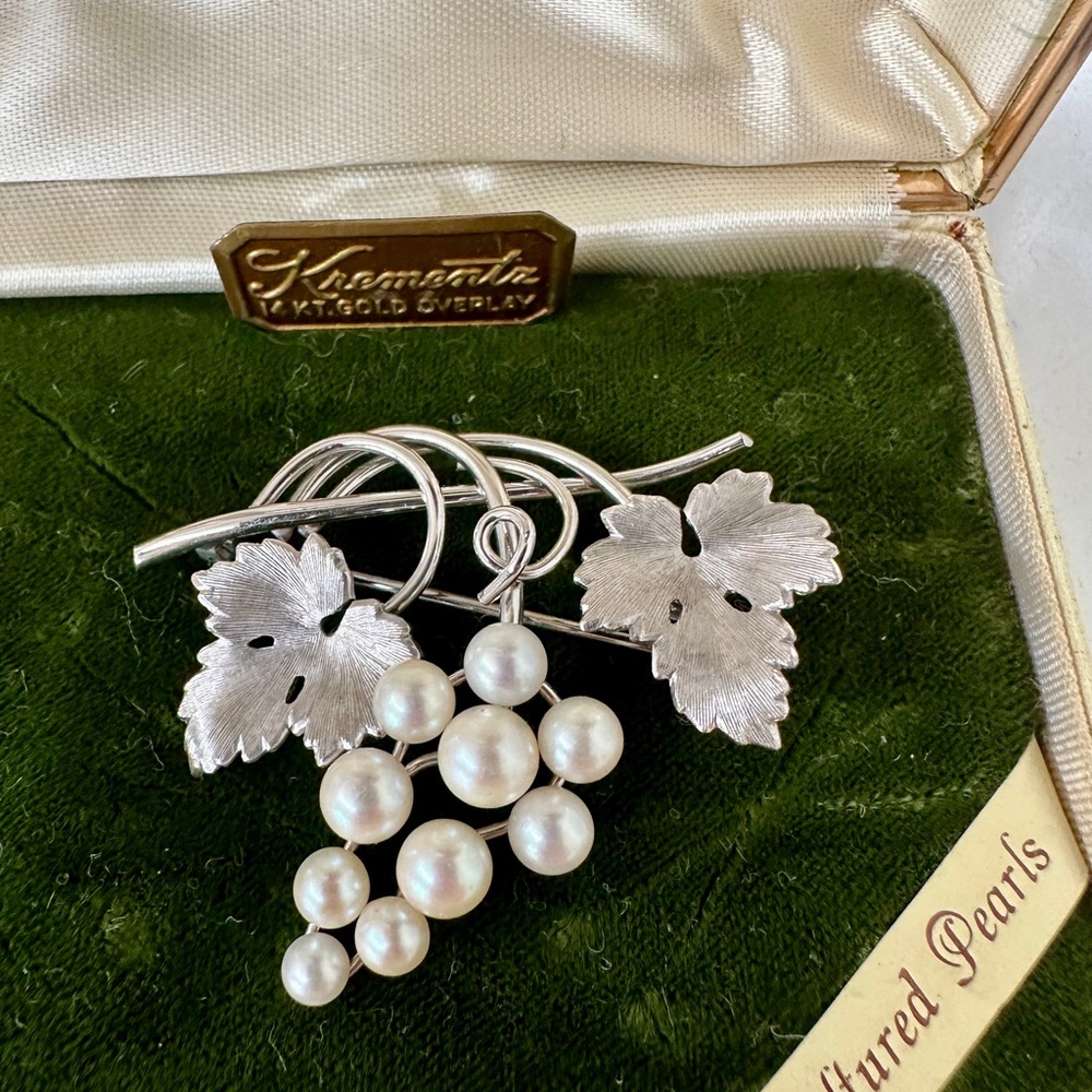 VINTAGE 60s KREMENTZ WHITE GOLD OVERLAY CULTURED PEARL GRAPE CLUSTER BROOCH PIN
